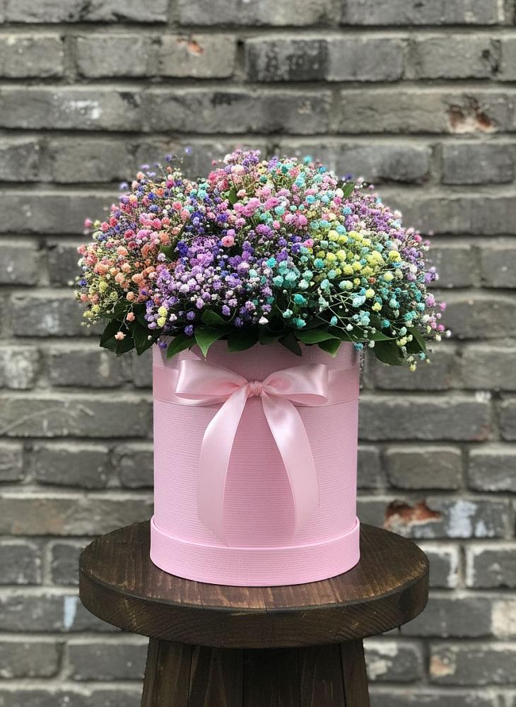 Цветочная композиция из Гипсофила и Розы в шляпной коробке в Месягутово