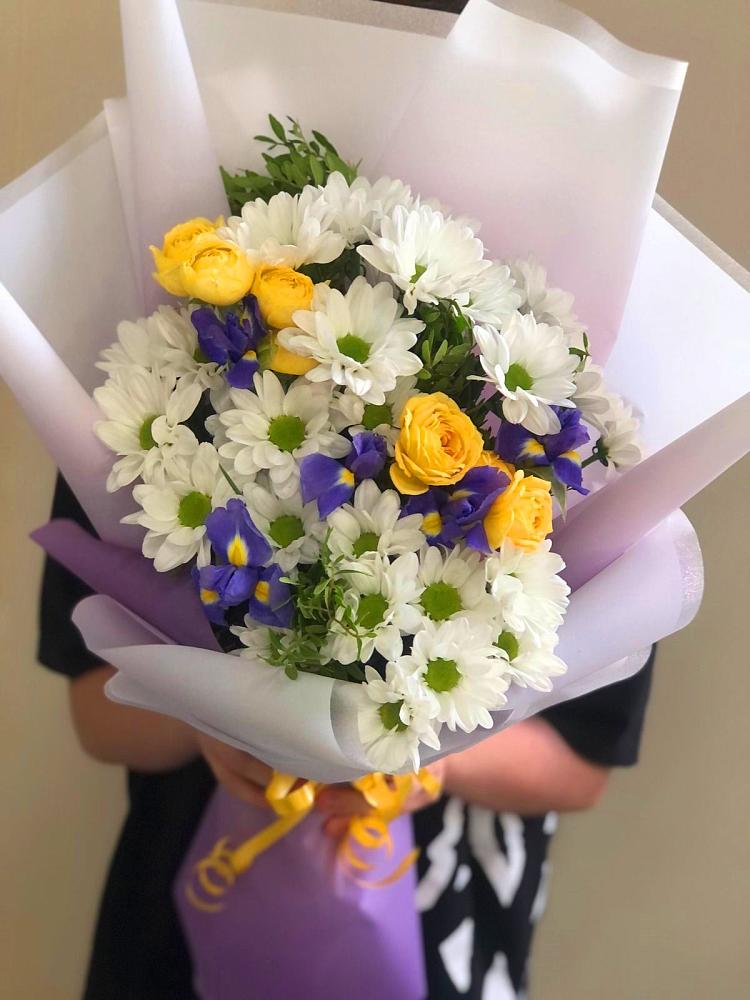 Букет цветов из: Ирисы, Хризантемы и Розы в Месягутово