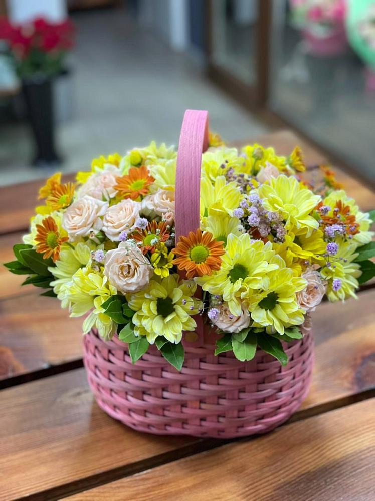 Цветочная композиция из Хризантемы и Розы в корзине в Месягутово